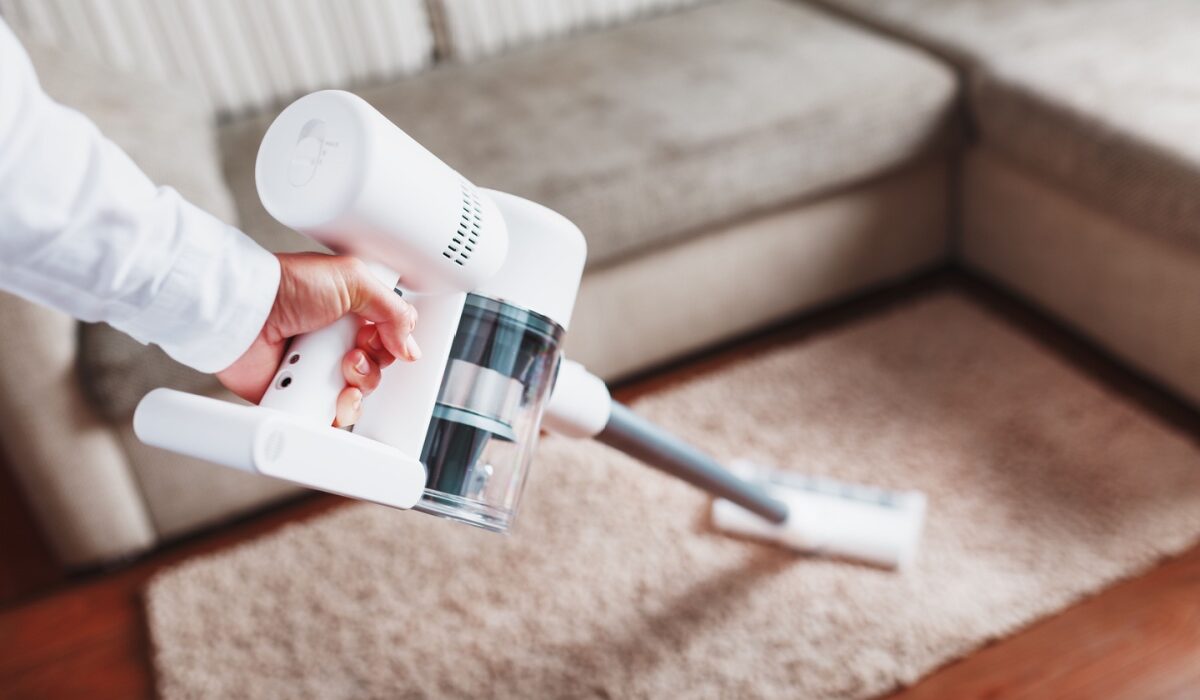 Trenditeadlik koduperenaine kasutamas juhtmevaba varstolmuimejat modernses kodus