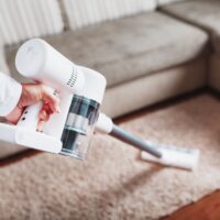 Trenditeadlik koduperenaine kasutamas juhtmevaba varstolmuimejat modernses kodus