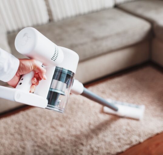 Trenditeadlik koduperenaine kasutamas juhtmevaba varstolmuimejat modernses kodus