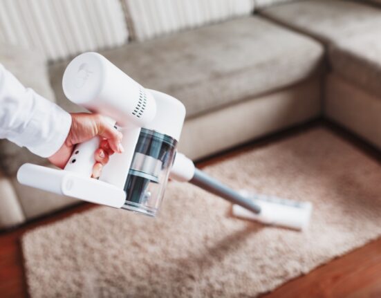 Trenditeadlik koduperenaine kasutamas juhtmevaba varstolmuimejat modernses kodus